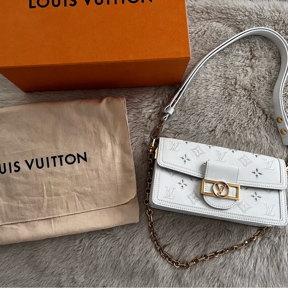 Louis Vuitton White Crossbody Bag with Gold Chain - Picture 3 of 6